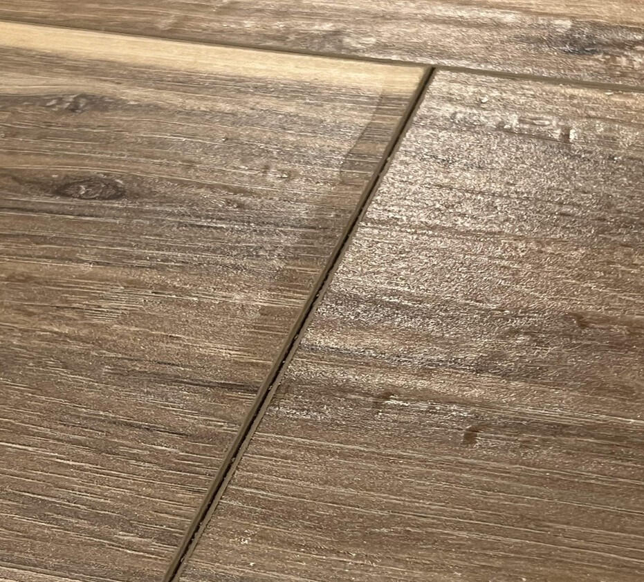 A parallel line next to a joint usually indicates improper locking.